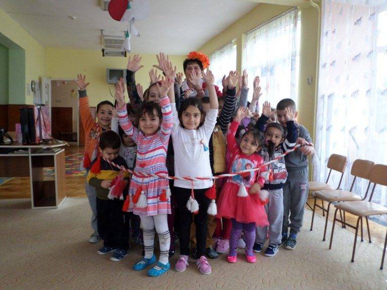 Деца от Лясковец посрещнаха Баба Марта със стометрова мартеница