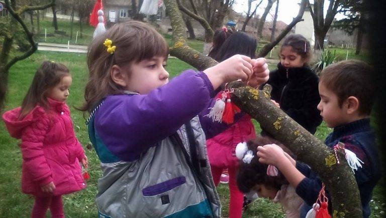 Деца от Лясковец посрещнаха Баба Марта със стометрова мартеница