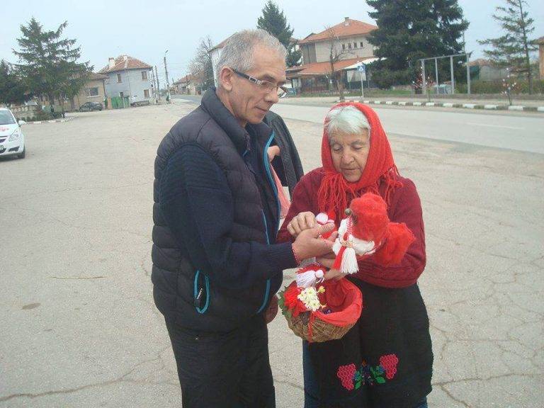 Деца от Лясковец посрещнаха Баба Марта със стометрова мартеница