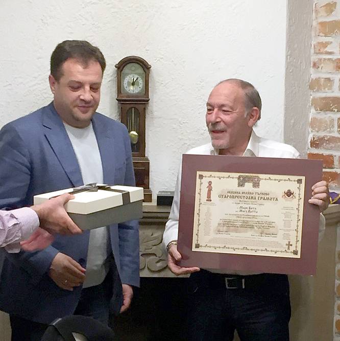 Спорт | Даниел Панов връчи грамота на Марк Бата