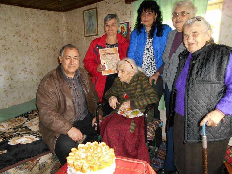 Кметът на Лясковец зарадва с торта столетница от Драгижево