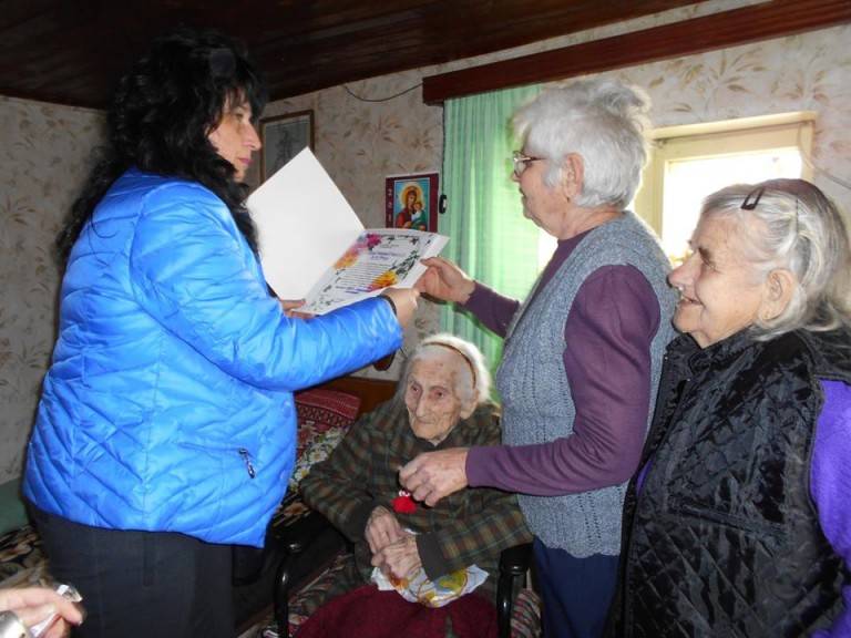 Кметът на Лясковец зарадва с торта столетница от Драгижево