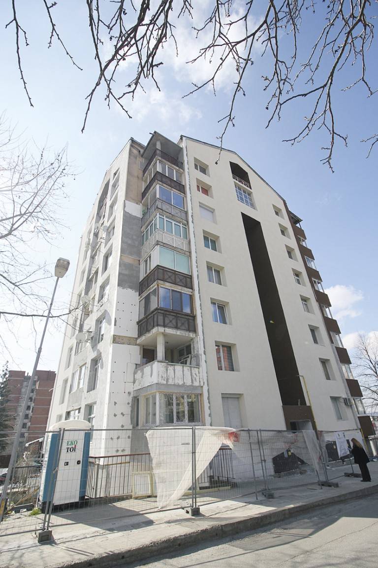 Крими | Строители по санирането зарязаха  недовършен блок и изчезнаха