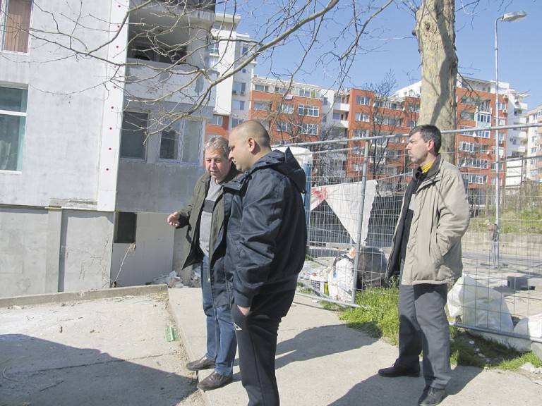 Общество | След публикация на “Янтра ДНЕС” изпратиха нови строители на зарязания при санирането блок