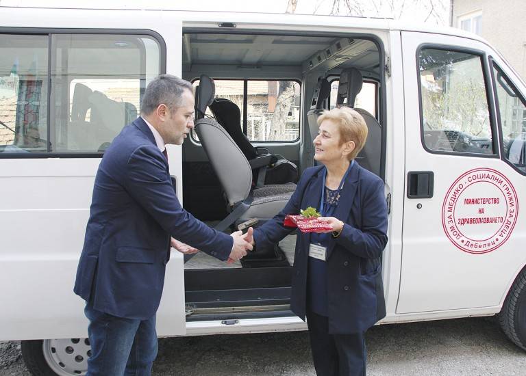 Пари и власт | Депутатът Иван Иванов осигури бус за Дома за деца в Дебелец