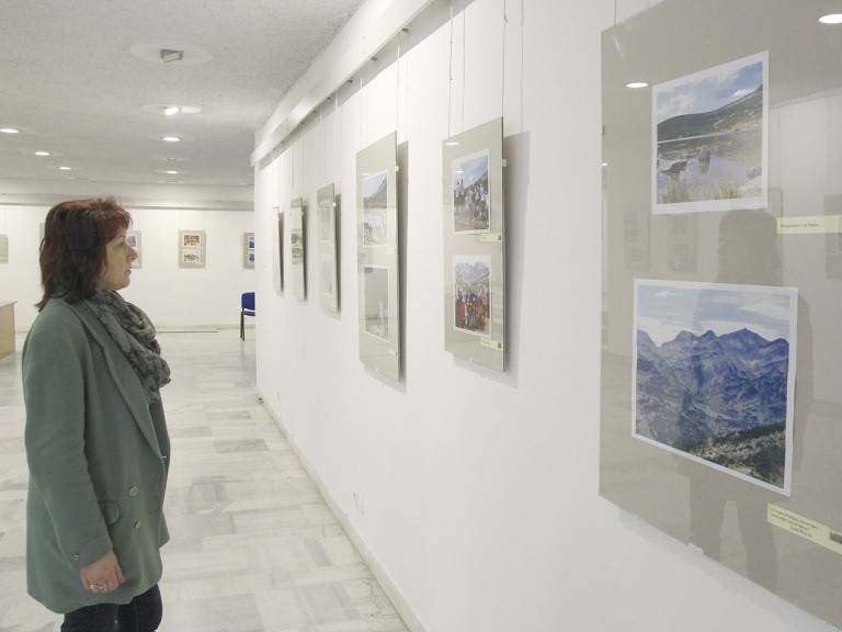 Общество | Фотоизложба разказва как  17 момичета, жертви на трафик и  насилие, променят живота си към добро