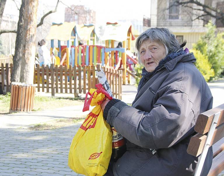 Общество | Жена превърна детска  площадка в свой дом