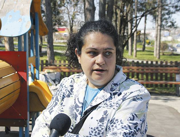 Жена превърна детска площадка в свой дом