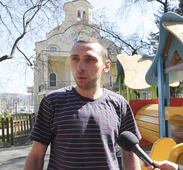 Жена превърна детска площадка в свой дом