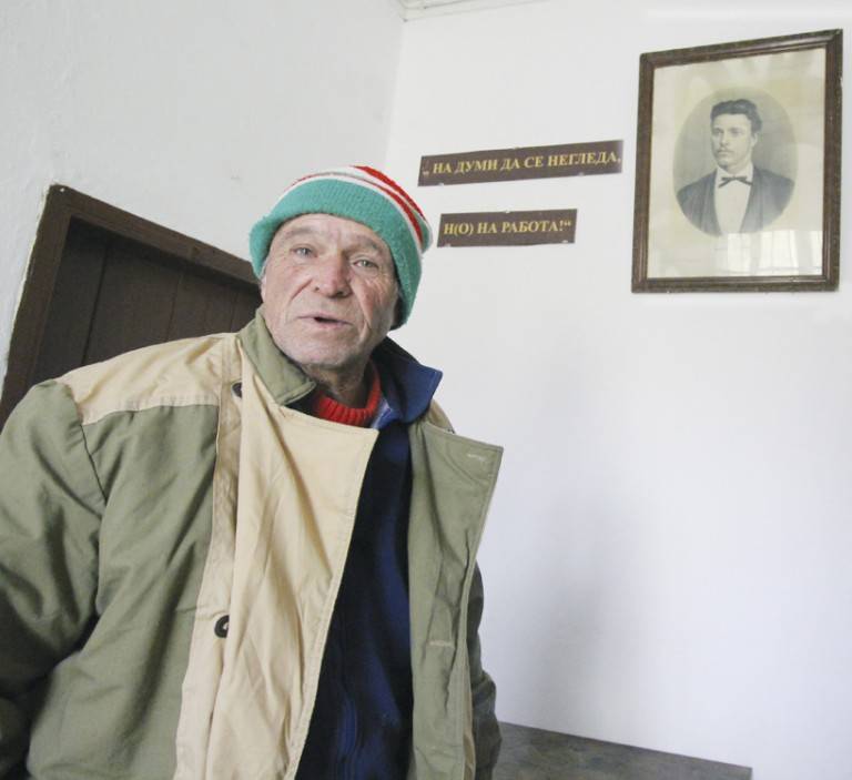 Кладни дял е село с десет жители и 100 членове на читалищното настоятелство