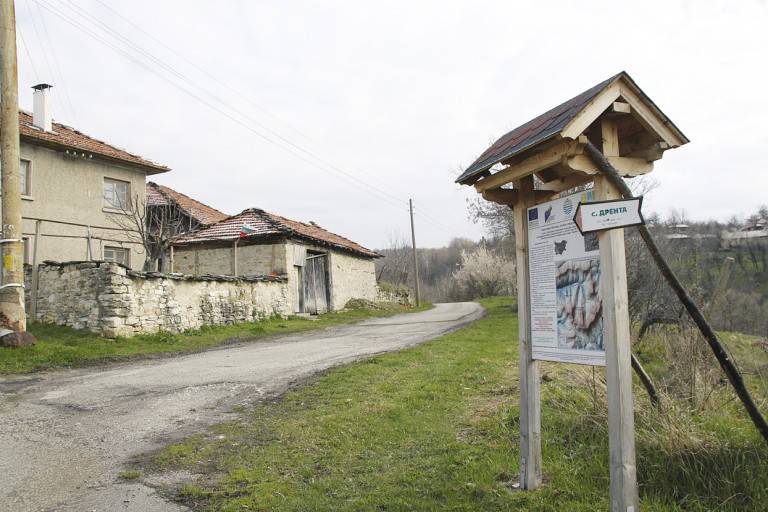 Кладни дял е село с десет жители и 100 членове на читалищното настоятелство