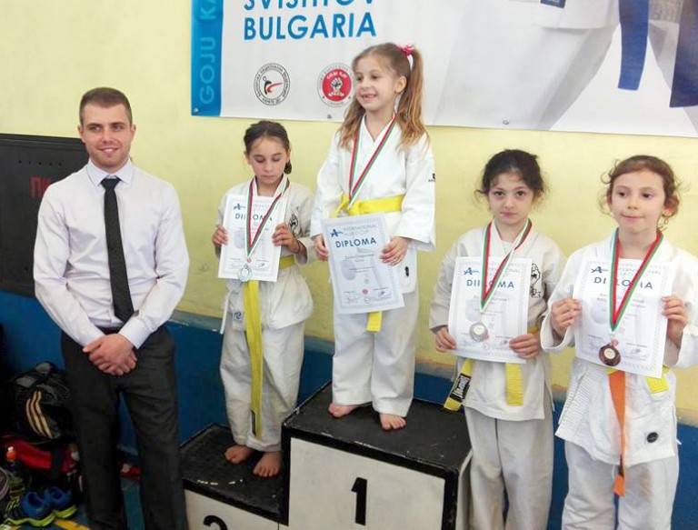 Спорт | 22 медала за каратеките на “Калоян”