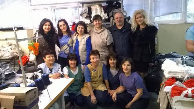 Горещи новини | Жени ГЕРБ – Свищов изненадаха заетите в шивашките цехове дами