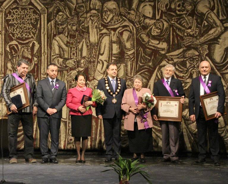 Горещи новини | Кметът награди петима  заслужили великотърновци