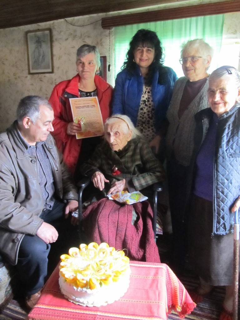 Кметът на Лясковец зарадва с торта столетница от Драгижево