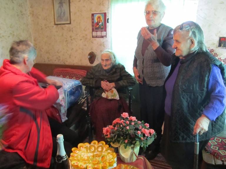 Кметът на Лясковец зарадва с торта столетница от Драгижево