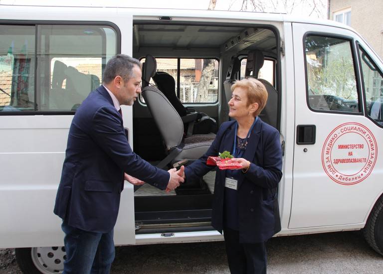 Горещи новини | Заместник- председателят на Парламента  Иван Иванов осигури бус за дома в Дебелец