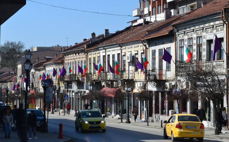 Горещи новини | Община Велико Търново украсява старопрестолния град с 200 нови знамена