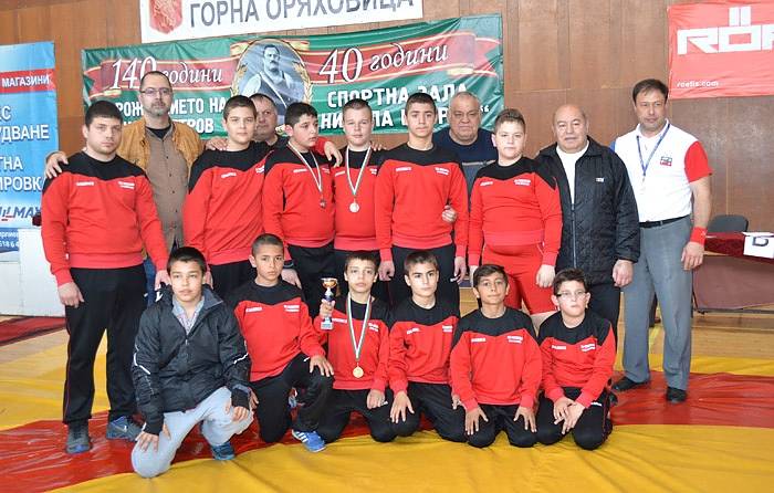 Горещи новини | 8 медала за борците от държавното лично първенство за момчета