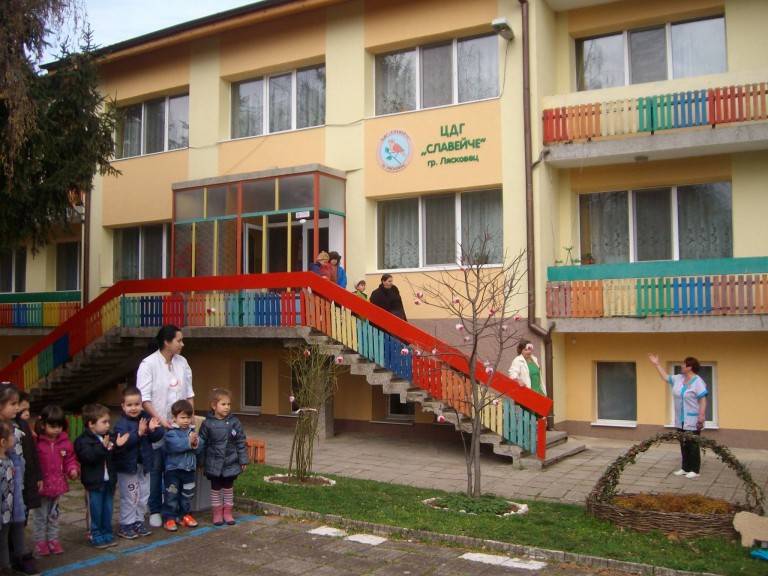 Деца от Лясковец посрещнаха Баба Марта със стометрова мартеница