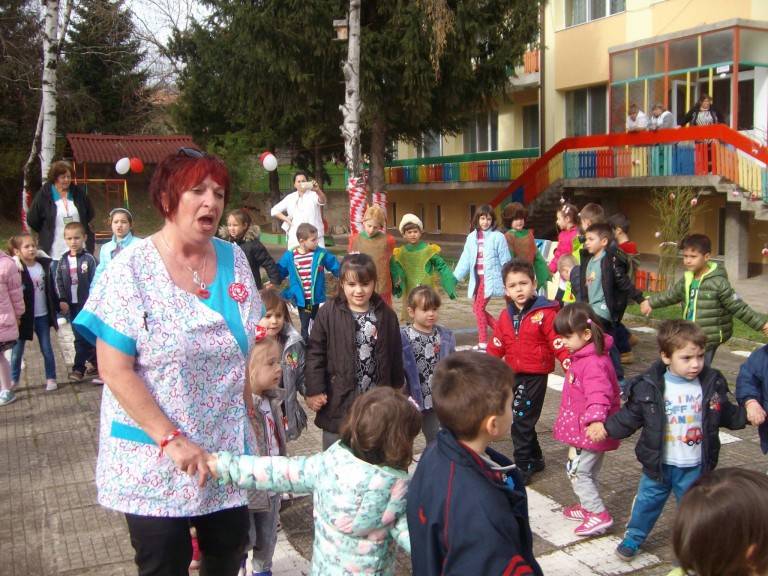 Деца от Лясковец посрещнаха Баба Марта със стометрова мартеница