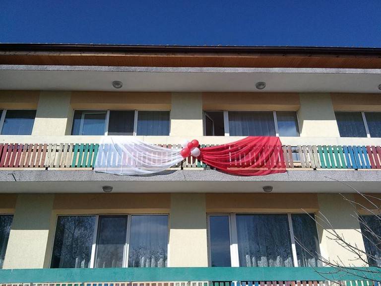 Деца от Лясковец посрещнаха Баба Марта със стометрова мартеница