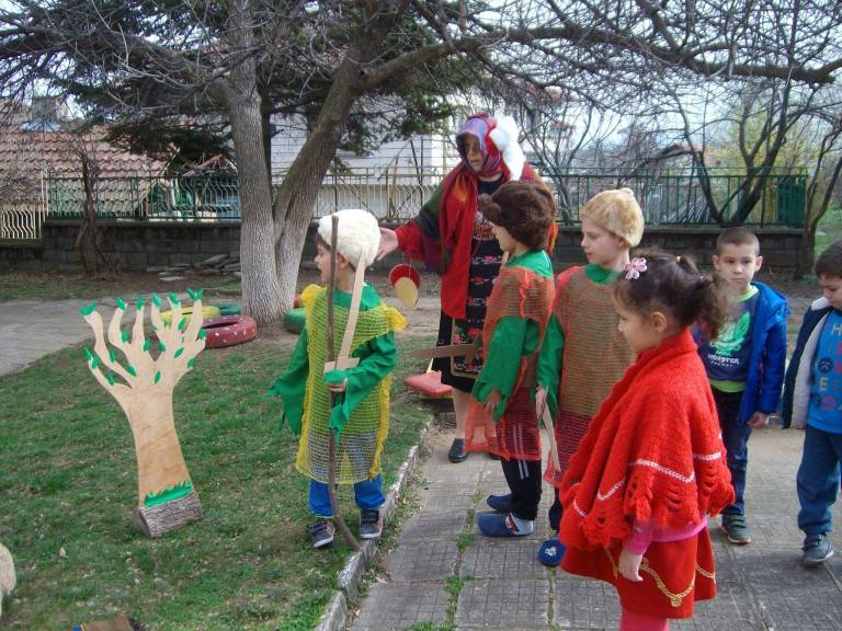 Деца от Лясковец посрещнаха Баба Марта със стометрова мартеница