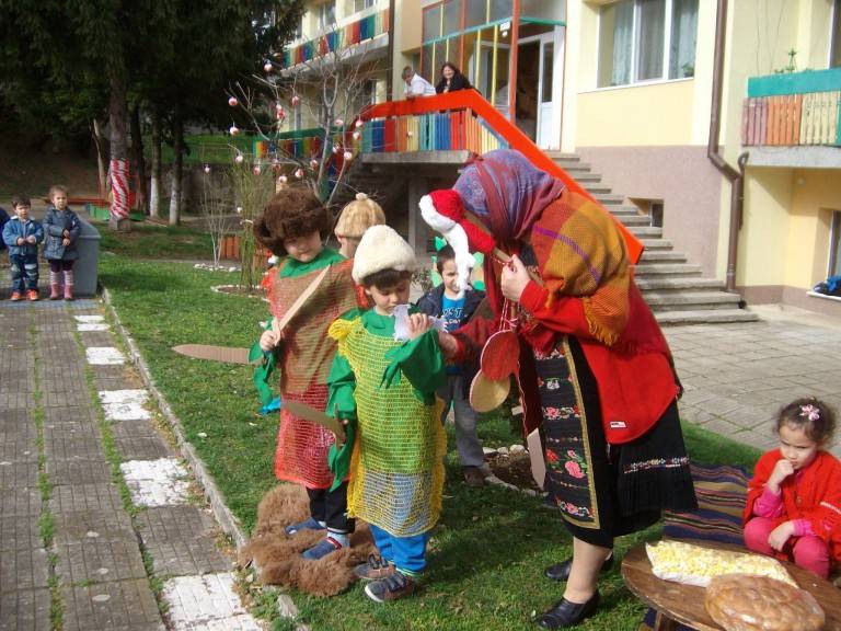 Деца от Лясковец посрещнаха Баба Марта със стометрова мартеница