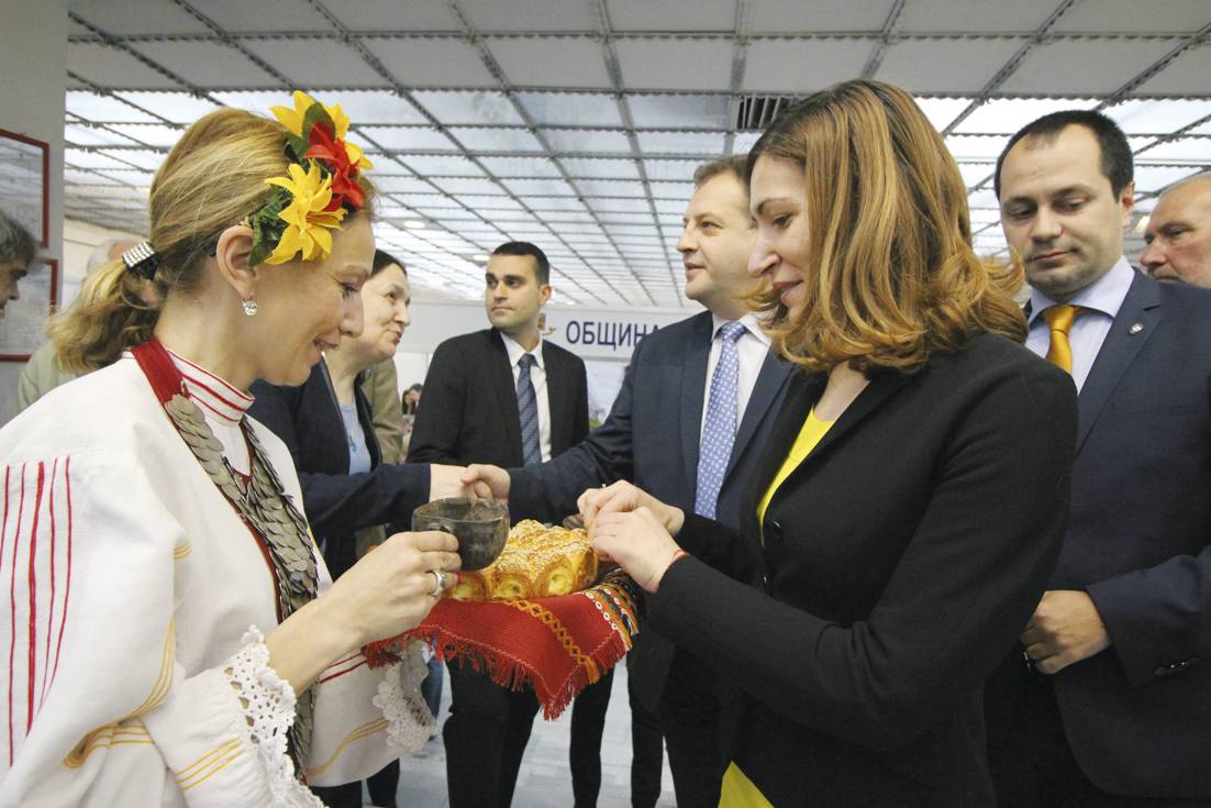 Министърът на туризма Николина Ангелкова заедно с кмета Даниел Панов откриха 13-ото издание на Международното изложение “Културен туризъм” във Велико Търново.