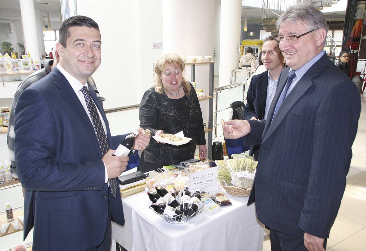 Димитър Бурнев и проф. Георги Камарашев бяха сред първите посетители на изложението, които опитаха от здравословните продукти.