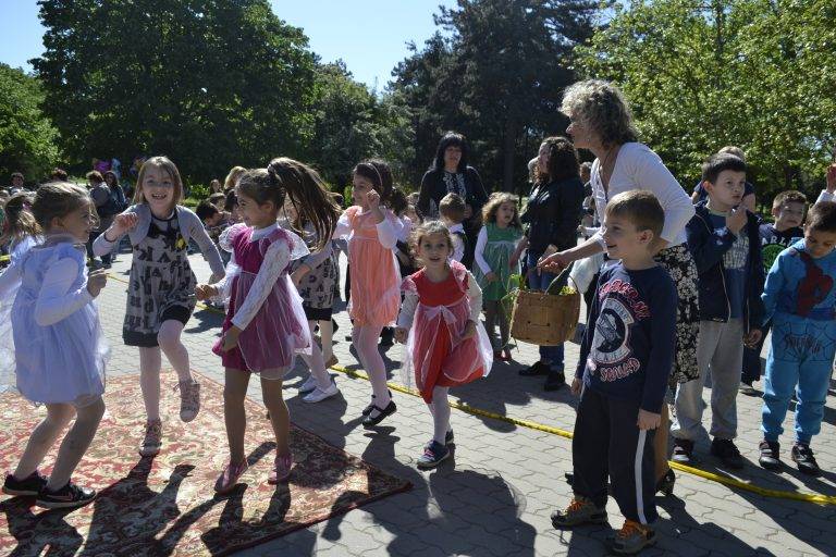 Стотици великотърновски деца пяха, играха и танцуваха в Деня на земята