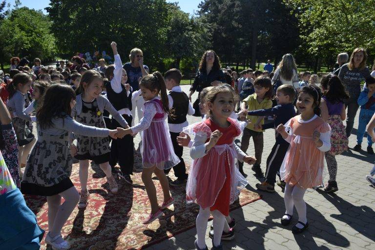 Стотици великотърновски деца пяха, играха и танцуваха в Деня на земята