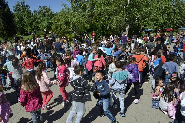 Стотици великотърновски деца пяха, играха и танцуваха в Деня на земята