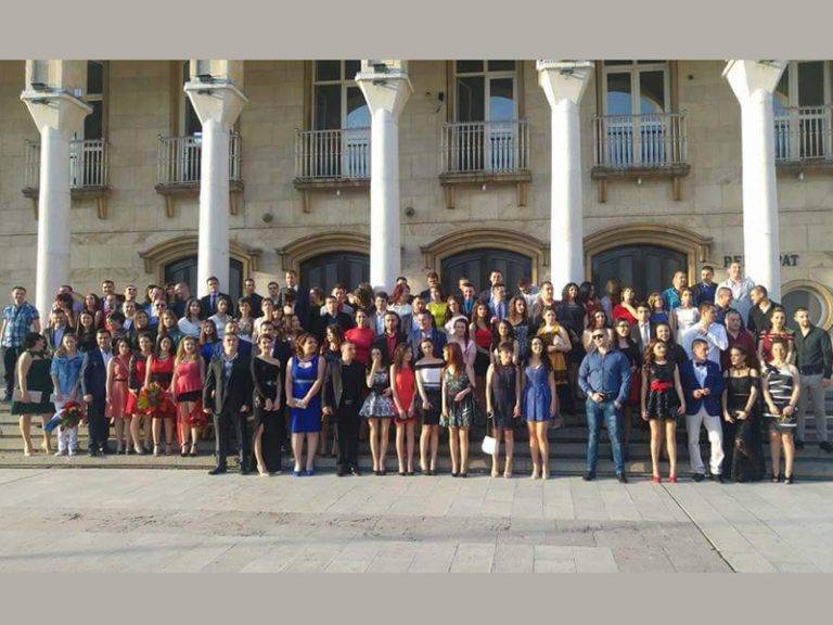 Свищов | Свищовски абсолвенти дариха част от парите си за бала на социален дом