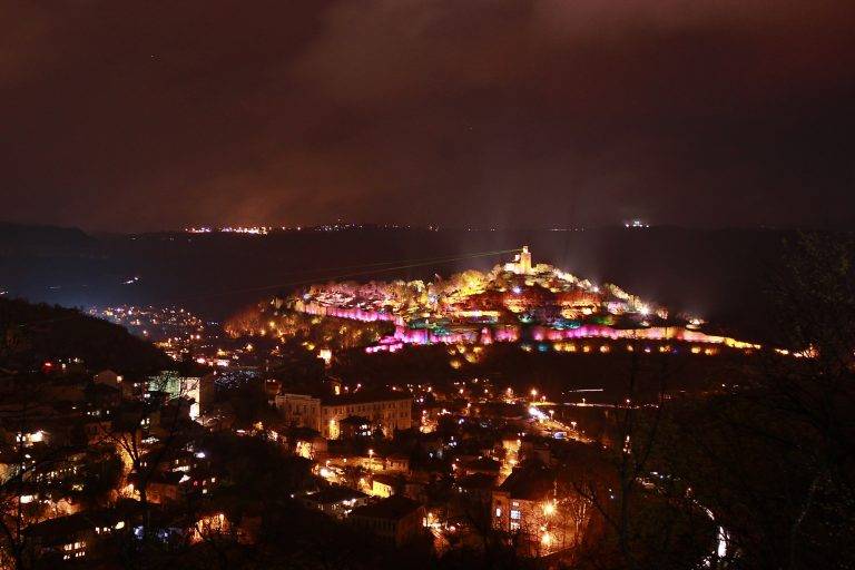 Общество | За пръв път и двата спектакъла  „Царевград Търнов – звук и светлина“  оживяват на хълма Царевец