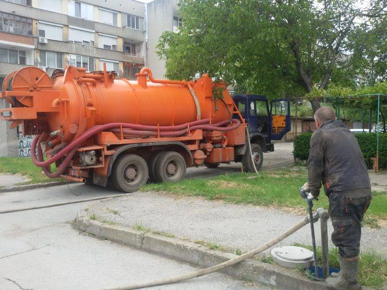 Свищов | С намесата на Община Свищов започна мащабно почистване на канализацията в комплекс „Химик“