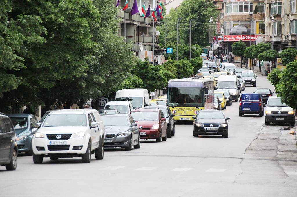 Новата организация на движение по ул. “Васил Левски” беше въведена от миналата седмица и ще остане до края на юни.