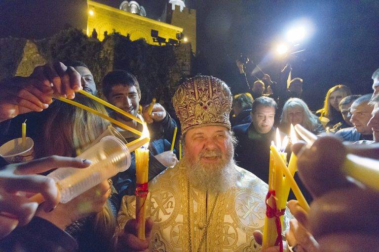 Велико Търново ще посрещне  благодатния огън на Царевец