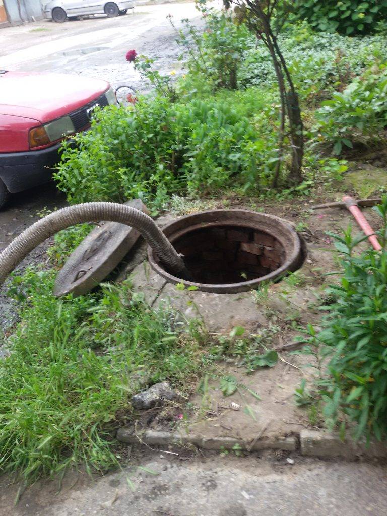 С намесата на Община Свищов започна мащабно почистване на канализацията в комплекс „Химик“