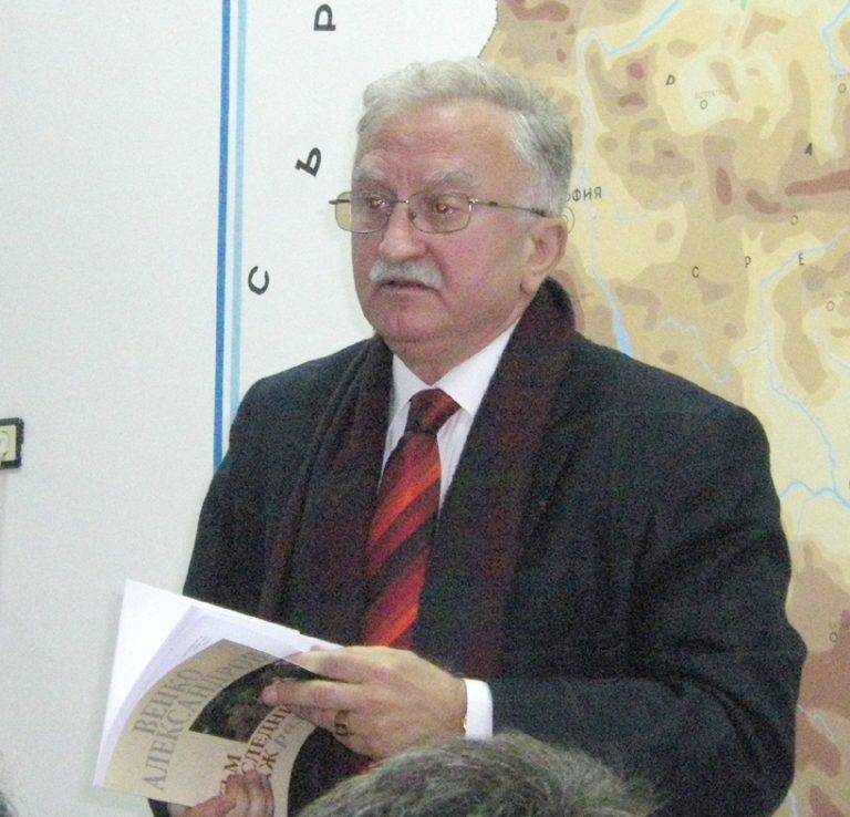 Академик Венко Александров  чете лекции по анестезиология на фона на класическа музика