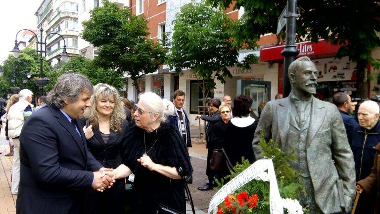 Бронзова композиция в чест на Алеко Константинов бе открита в центъра на София