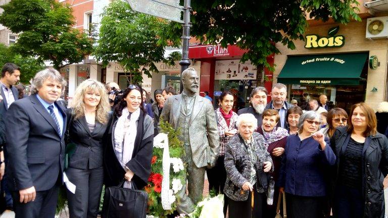 Свищов | Бронзова композиция в чест на Алеко Константинов бе открита в центъра на София