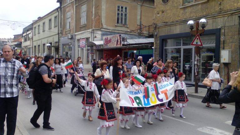 С невероятно шествие отбелязаха 24 май в Свищов