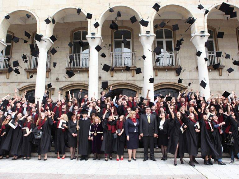 Горещи новини | В Стопанска академия близо 1400 магистри получиха своите дипломи на тържествени церемонии