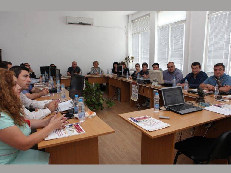 Свищов | Кръгла маса, посветена на усъвършенстване обучението по търговия и туризъм, се проведе в Стопанска академия