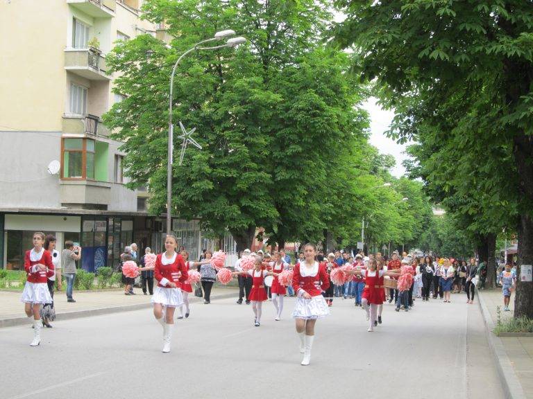 В Лясковец учениците шестваха, пяха и танцуваха в деня на писмеността