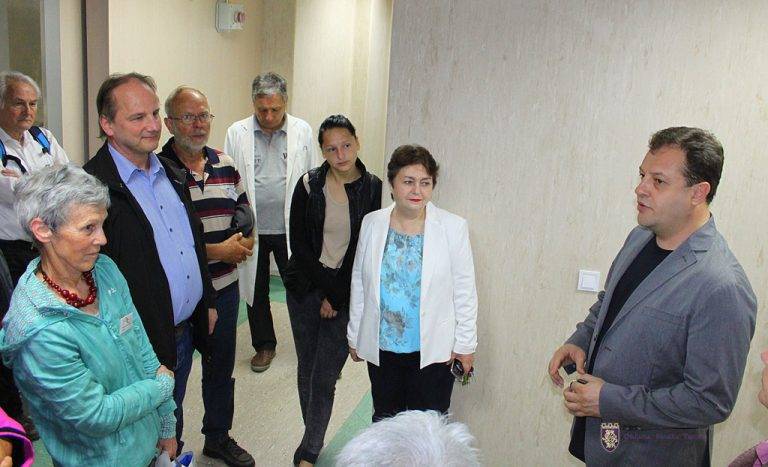 Здраве | 26 дарители от Швейцария посетиха  болниците във Велико Търново