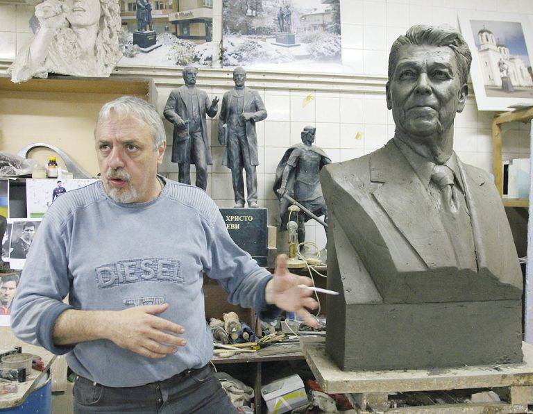 Скулпторът Борис Борисов вае  паметници на бележити личности
