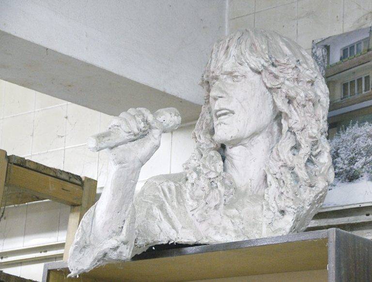 Скулпторът Борис Борисов вае  паметници на бележити личности