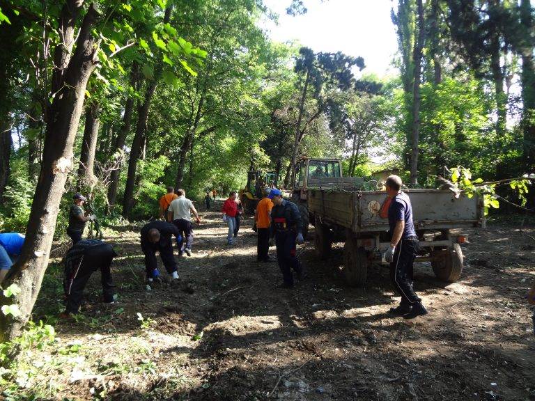 Горещи новини | Институции и граждани почистваха Павликени за един ден